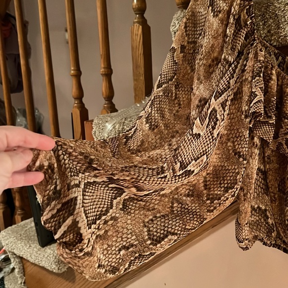 Zara long sleeve crop top with rattlesnake print and scoop neckline. Size XS - Picture 5 of 7